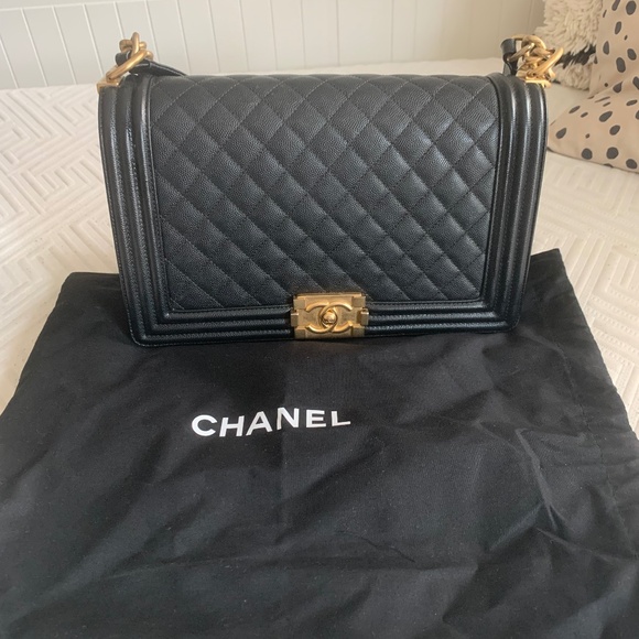 Chanel Boy bag - New Medium black caviar with gold hardware - Picture 1 of 8